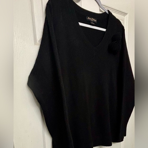 Black Womens V-Neck Sweater with Rosettes 1X EUC - Picture 4 of 16